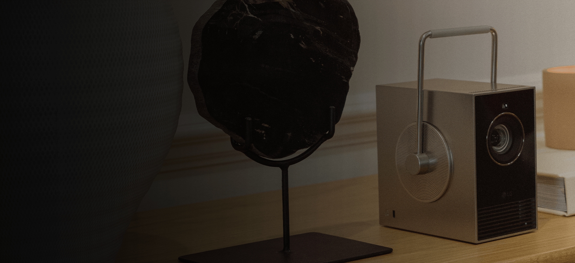 LG CineBeam Q colocado sobre una superficie de madera.