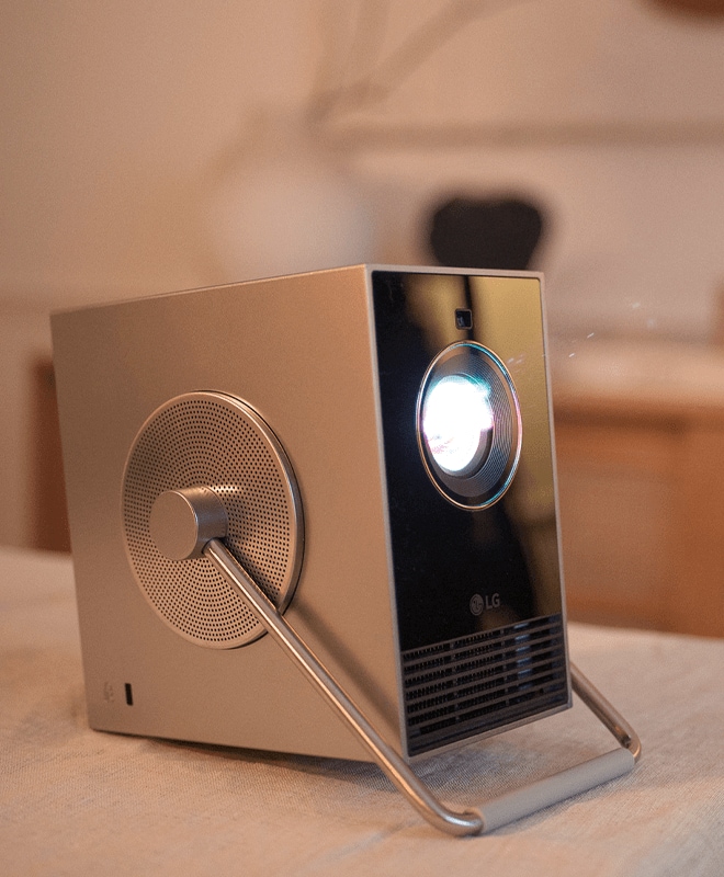 Proyector LG CineBeam Q que proyecta luz