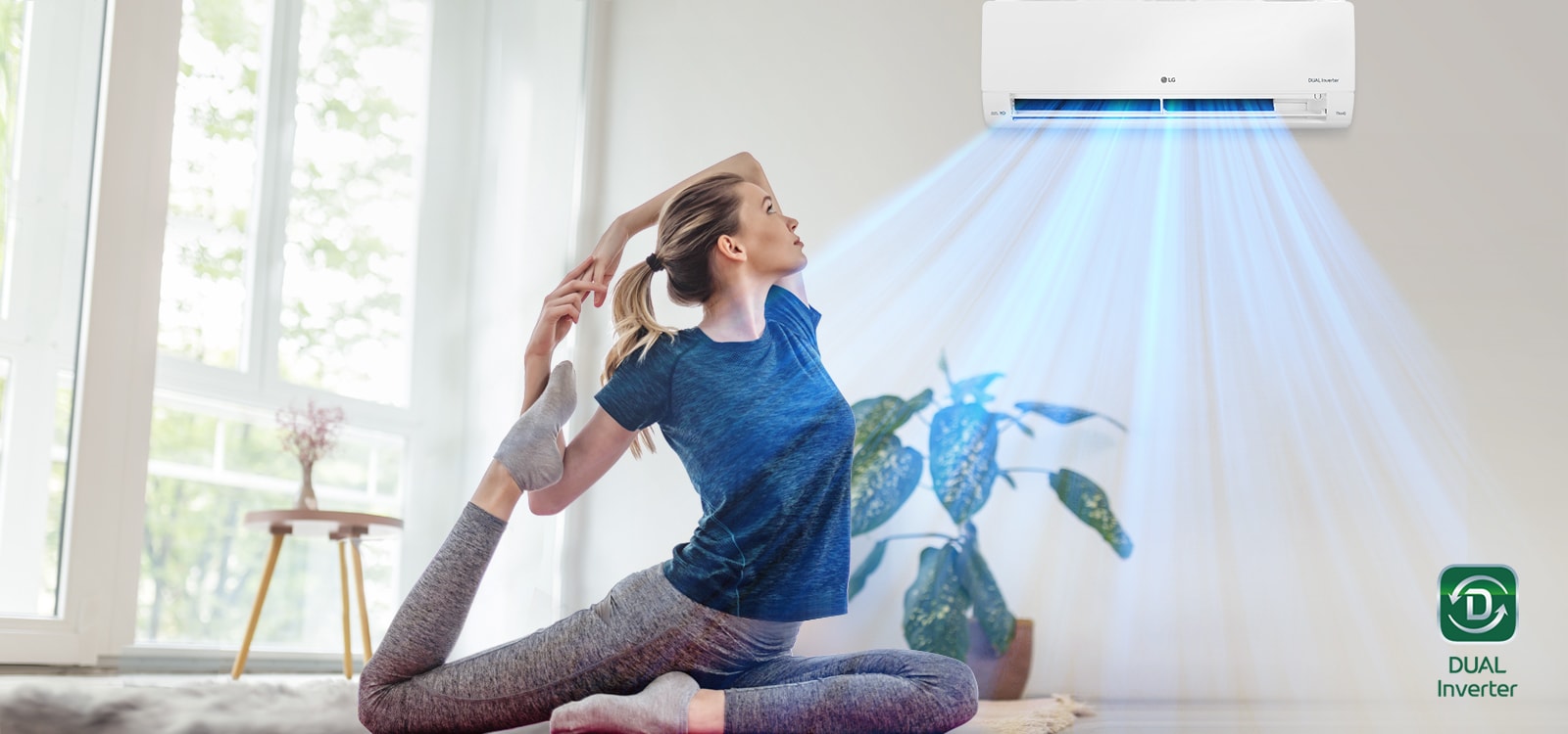 Una mujer se estira en el suelo. En el fondo está el aire acondicionado y el aire azul fluye sobre la mujer y la habitación. El logotipo de DUAL Inverter aparece en la esquina inferior derecha.