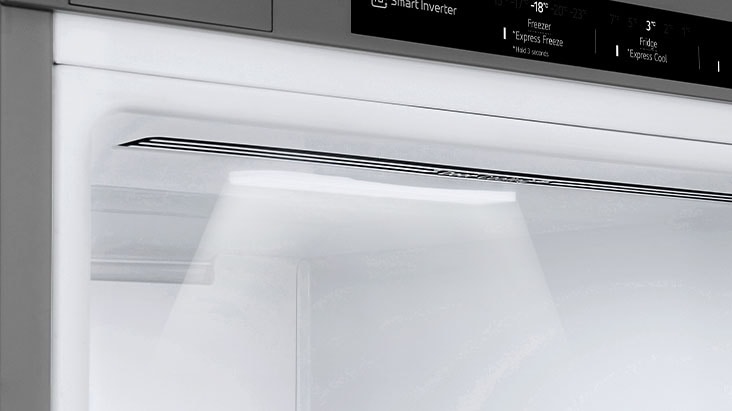 Primer plano de la iuminación LED del interior del frigorífico que facilitan el acceso al interior del frigorífico.	
