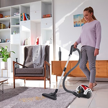 LG Aspirador sin bolsa  650W con sistema de compresión de polvo LG Kompressor, rojo, VK8506NHAG