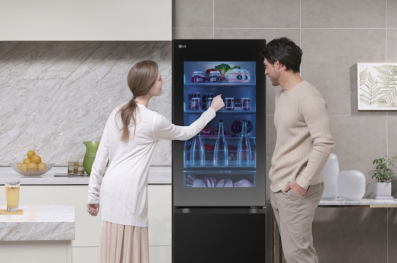 LG Frigorífico Combi Instaview  Door Cooling+, 1,86 m, Clasificación C, capacidad de 352 l,  Acero negro grafito, GBG5160CEV