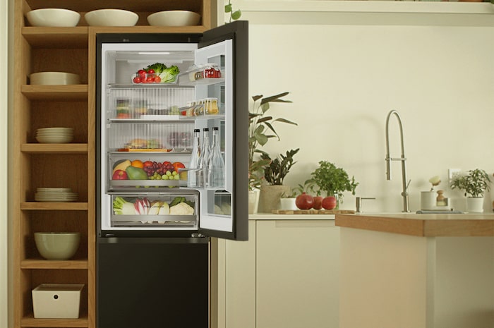 LG Frigorífico Combi Instaview  Door Cooling+, 1,86 m, Clasificación C, capacidad de 352 l,  Acero negro grafito, GBG5160CEV