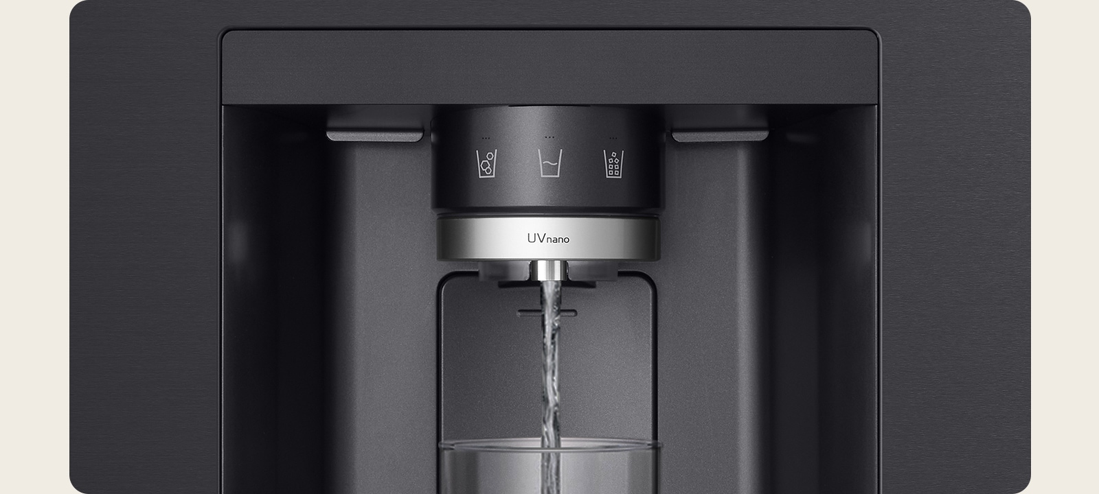 sale agua del dispensador del frigorífico negro. 