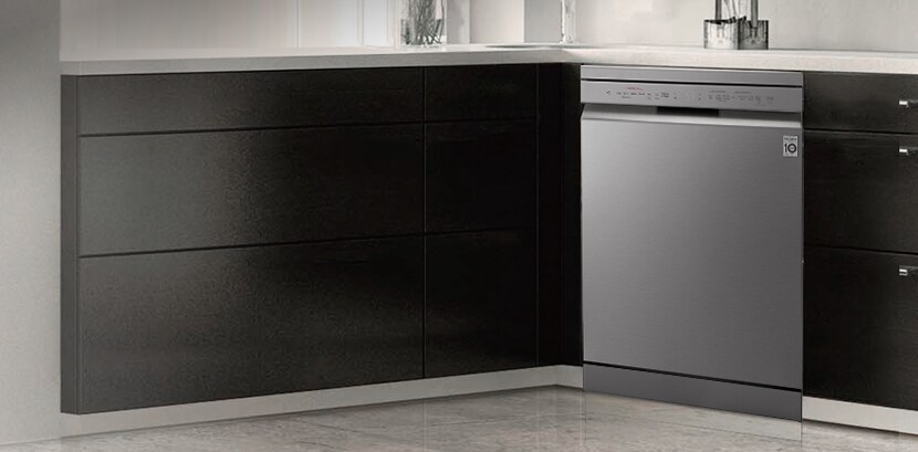 Vista general de una cocina moderna con un lavavajillas independiente LG perfectamente instalado bajo la encimera.	
