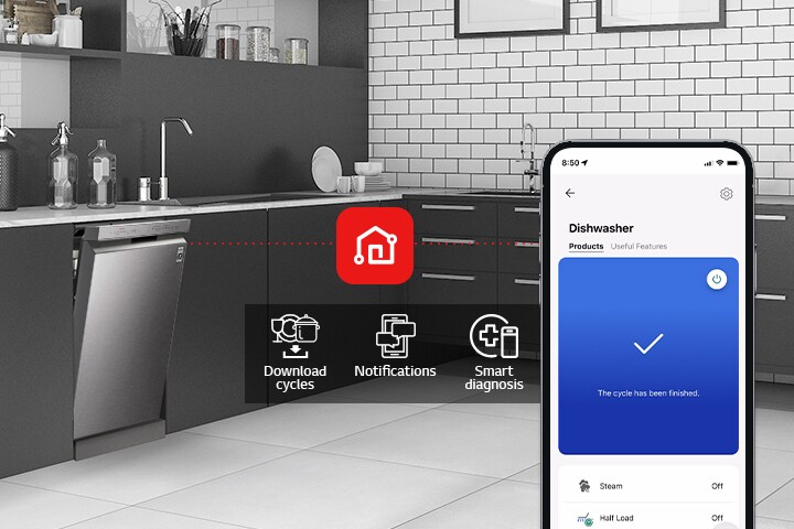 Un movil muestra LG ThinQ™ en una cocina junto con 3 funciones de app: ciclos de descarga, notificaciones y diagnóstico inteligente