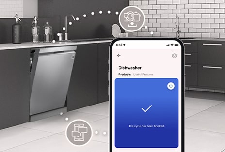 Interior de la cocina con lavavajillas parcialmente abierto y aplicación LG ThinQ™ que muestra notificación de ciclo completo.