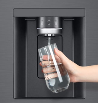 Persona sacando agua del dispensador