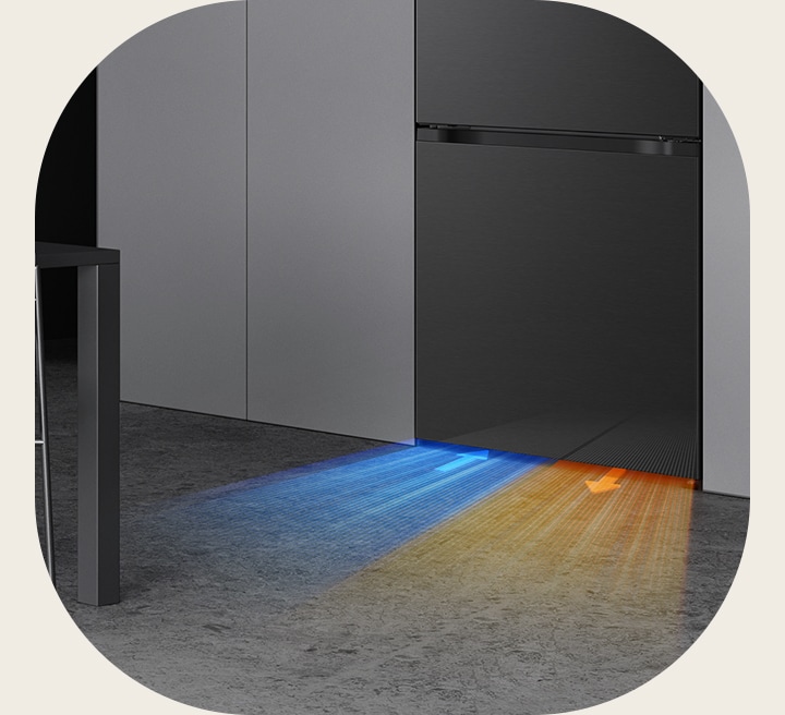 Frigorífico-congelador LG empotrado en muebles grises, con flechas azules apuntando hacia dentro desde el borde inferior y flechas naranjas apuntando hacia fuera, hacia el suelo.    