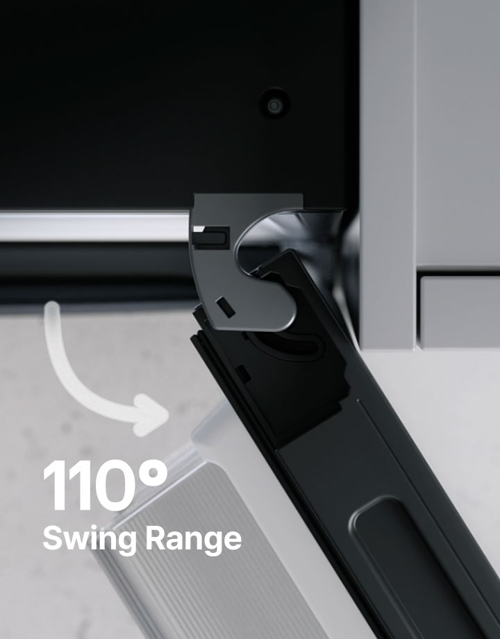 Frigorífico-congelador LG con la puerta derecha abierta a 110 grados, mostrando una bisagra curvada en la parte superior alineada con la pared gris del armario adyacente.