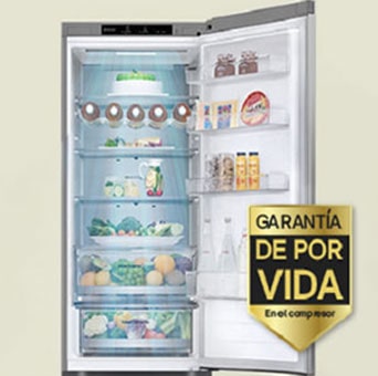 Frigorífico lleno de alimentos frescos con puerta abierta y etiqueta de garantía de por vida