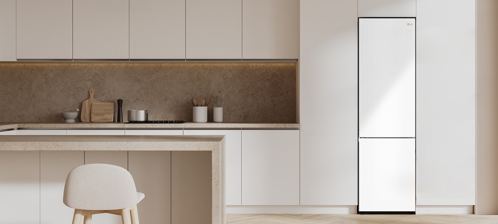 Cocina moderna con un frigorífico que se integra perfectamente en los armarios circundantes, asemejándose a un modelo empotrado.