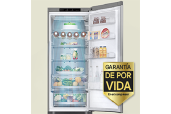 Frigorífico lleno de alimentos frescos con puerta abierta y etiqueta de garantía de por vida