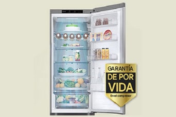 Frigorífico lleno de alimentos frescos con puerta abierta y etiqueta de garantía de por vida