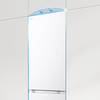 Frigorífico de puerta plana integrado en los armarios de la cocina, completando el aspecto sin juntas.