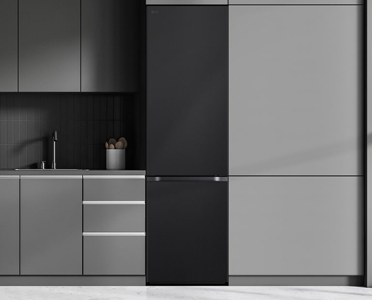 Cocina moderna con un frigorífico que se integra perfectamente en los armarios circundantes, asemejándose a un modelo empotrado.