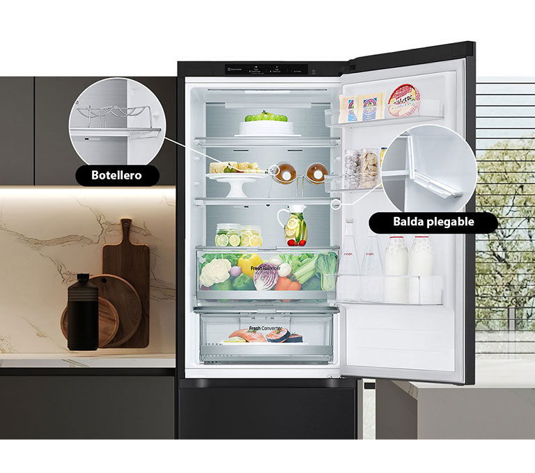 Frigorífico lleno de alimentos frescos con puerta abierta que muestra un botellero y un estante plegable.
