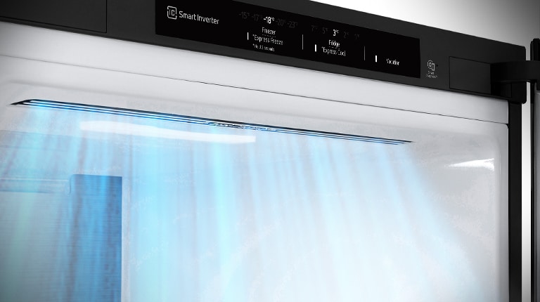 Detalle de las salidas de aire situadas en la parte delantera del frigorífico, que garantizan una refrigeración eficaz y uniforme.