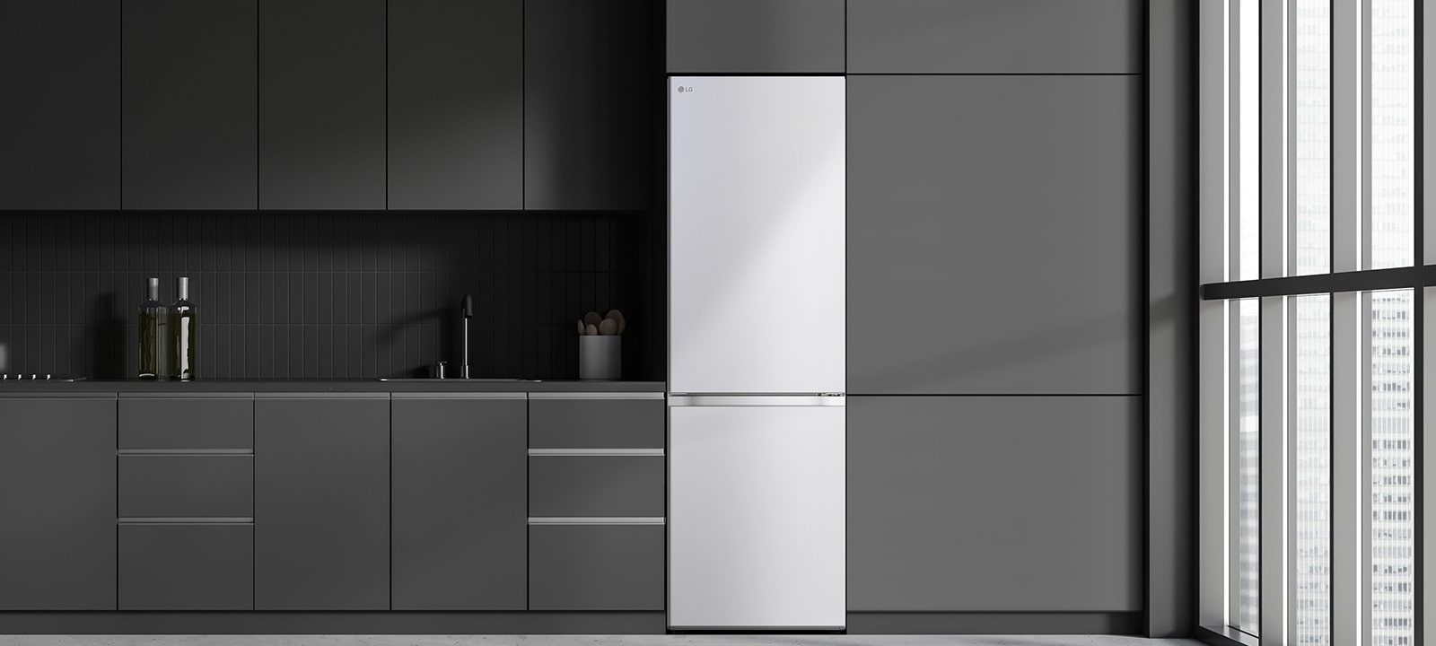 Cocina moderna con un frigorífico que se integra perfectamente en los armarios circundantes, asemejándose a un modelo empotrado.