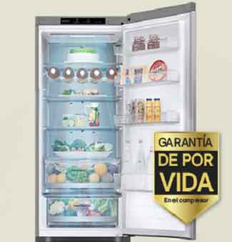 Frigorífico lleno de alimentos frescos con puerta abierta y etiqueta de garantía de por vida