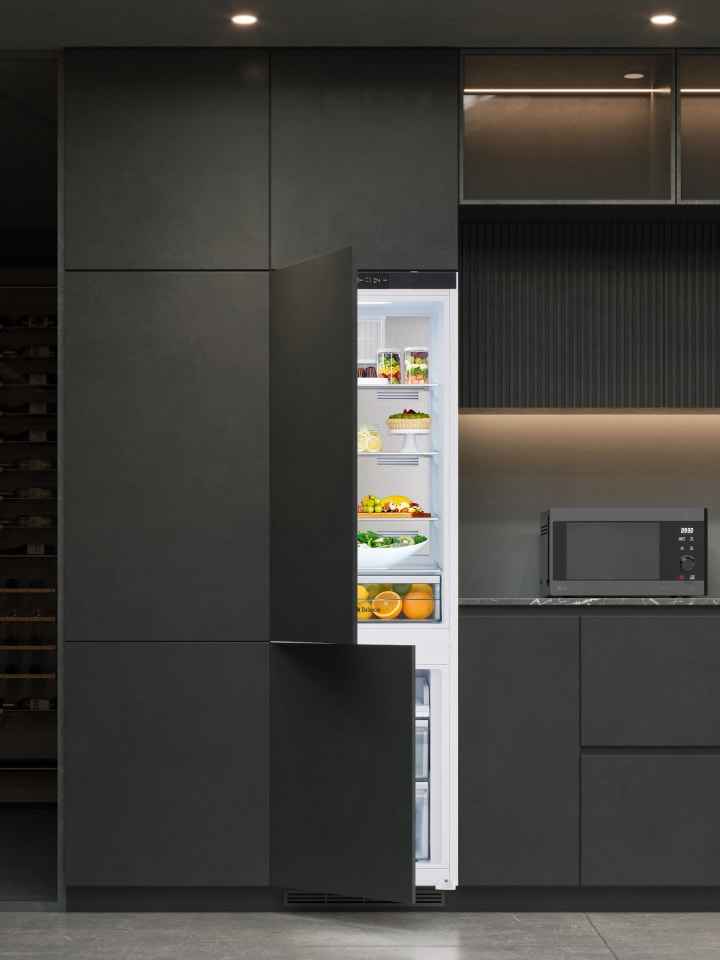 Vista del frigorífico integrable LG con congelador inferior en una cocina moderna.	