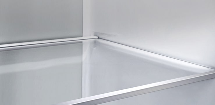 Diagonální pohled do horní části chladničky zobrazující tlumené LED osvětlení.