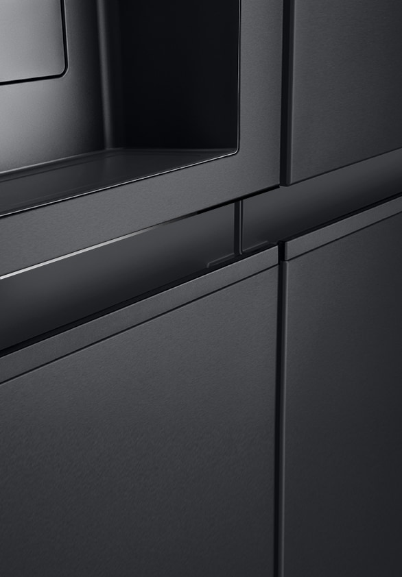 Pohled zepředu na kovový panel Metal Fresh s logem „Metal Fresh“.