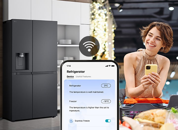 'La imagen de la derecha muestra a una mujer de pie en un supermercado mirando su teléfono. La imagen de la izquierda muestra la vista frontal del frigorífico. En el centro de las imágenes hay un icono que muestra la conectividad entre el teléfono y el frigorífico.