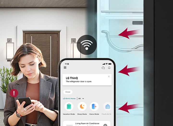 'En el lado izquierdo, la mujer llega a casa y comprueba el estado del frigorífico con el smartphone; en el centro, la pantalla del smartphone; en el lado derecho, el frigorífico está abierto y el viento refrescante sale por la puerta.