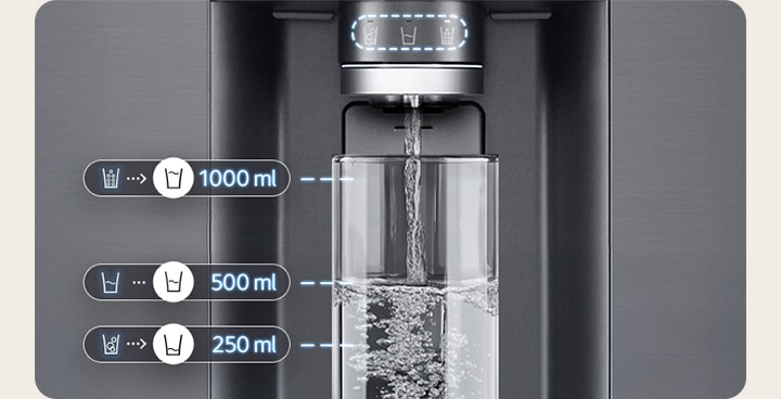 Dispensador de agua del frigorífico LG que llena vasos con marcas de medición de volumen precisas.