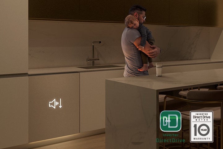Hombre con niño durmiendo en la cocina en la que aparece un lavavajillas