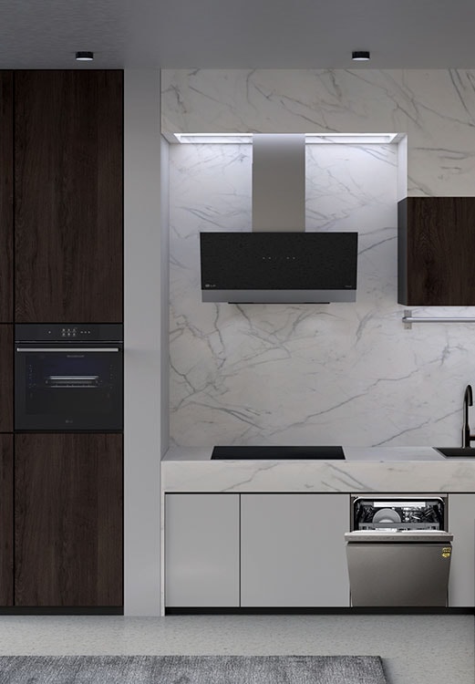 Una cocina con el lavavajillas de libre instalación LG, horno, campana y placa de inducción instalados.
