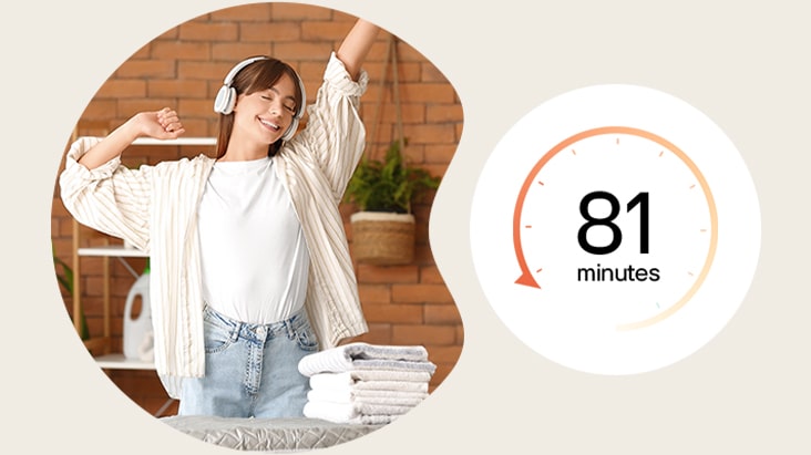 Mujer feliz disfrutando de la colada y la música, icono de reloj de 81 minutos. 
