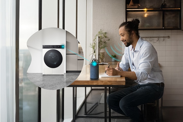 Un hombre controlando la secadora LG con el asistente de voz. 