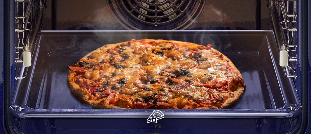 Esta es una imagen de pizza horneada en un horno. 
