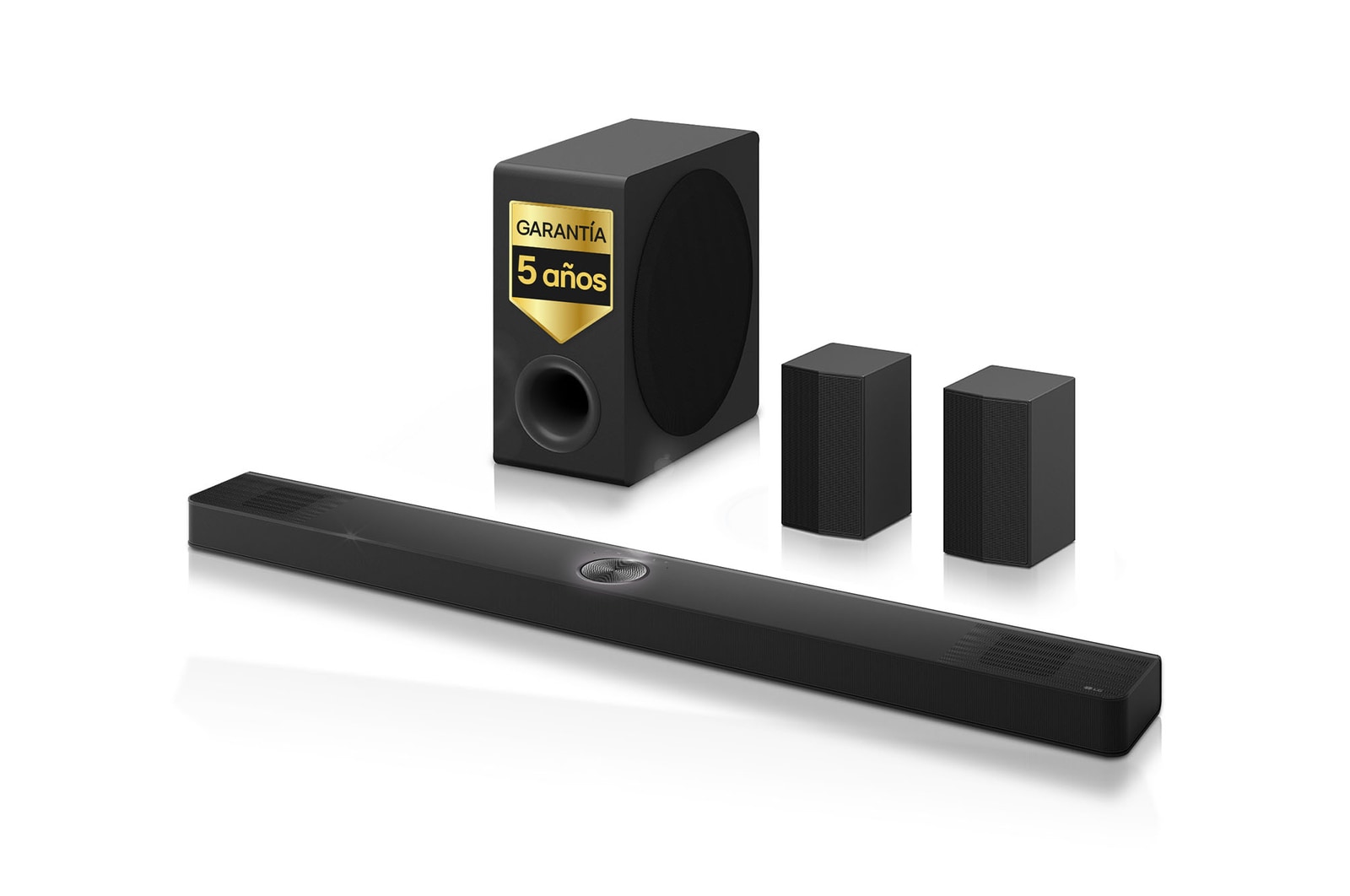 Vista frontal de la barra de sonido LG S90TR, el subwoofer y los altavoces traseros