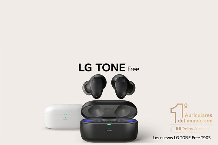 Vista frontal del TONE Free T90S negro con la caja abierta. Los auriculares negros sobresalen por motivos de diseño. Detrás de ellos está el TONE Free T90S blanco. La esquina inferior derecha muestra el primer logotipo de Dolby Atmos del mundo.