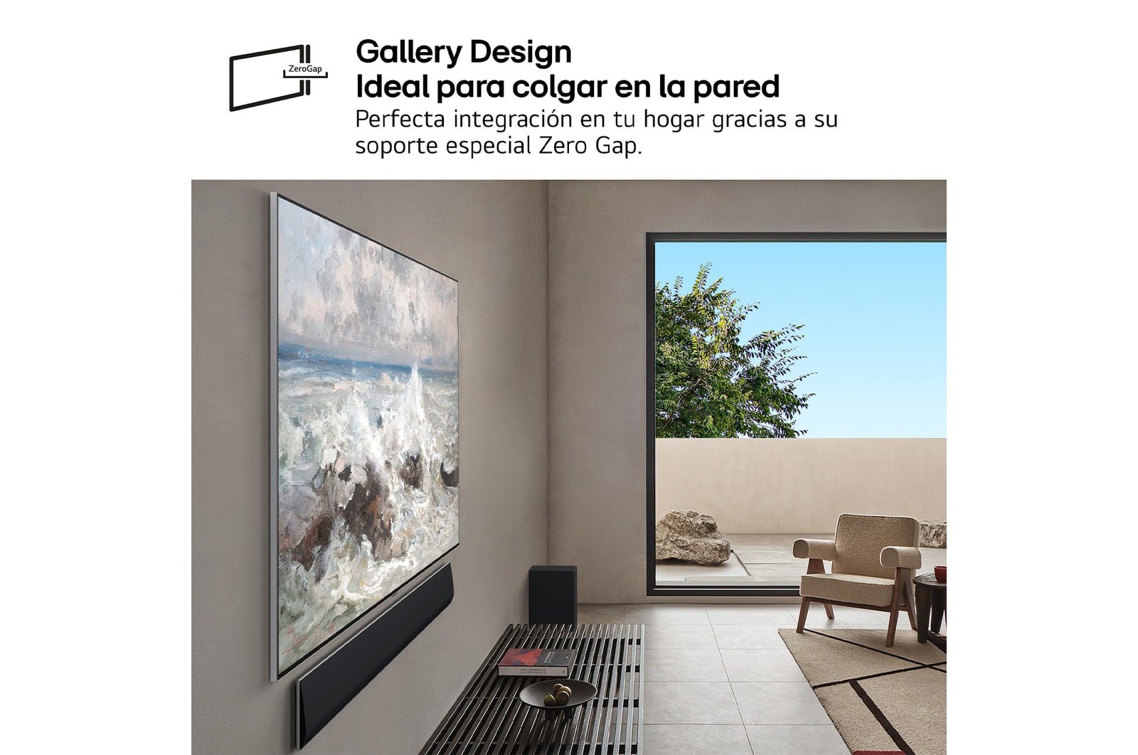 Un salón con una LG OLED TV montada en la pared. En el televisor se ve una cadena montañosa contra un cielo nocturno oscuro y lleno de estrellas. La escena está dividida por la mitad. Un lado muestra una versión más opaca y gris del paisaje denominada pantalla sin Perfect Black. El otro lado muestra una imagen más agradable con un rango más amplio y dinámico de blancos y negros. Esta pantalla está eqtiquetada como pantalla con Perfect Black. El logo de la certificación también es visible: la tecnología Perfect Black ofrece unos niveles de negro menores o iguales a 0,24 nit de hasta 500 lux. 