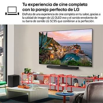 Vista amplia de un salón elegante y colorido. Hay un televisor LG OLED evo AI C5E 4K Smart TV montado en la pared con una LG Soundbar debajo. El diseño del televisor se integra perfectamente en el espacio. En la pantalla del televisor hay una obra de arte colorida. 