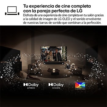 Vista del salón de una lujosa casa. Un hombre está viendo una película en su televisor LG OLED TV montado en la pared. El diseño del televisor combina a la perfección con la pared y el estilo del salón.