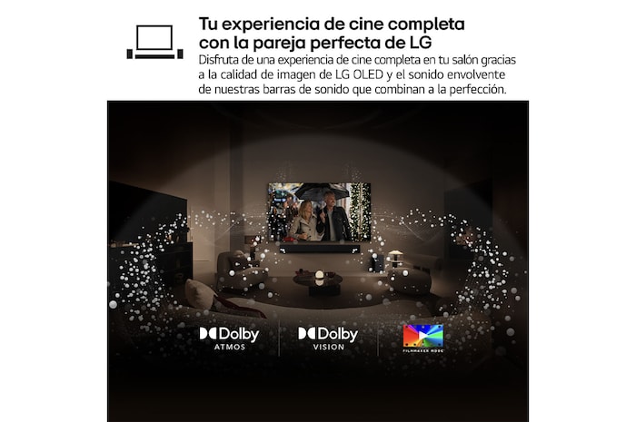 Vista del salón de una lujosa casa. Un hombre está viendo una película en su televisor LG OLED TV montado en la pared. El diseño del televisor combina a la perfección con la pared y el estilo del salón.