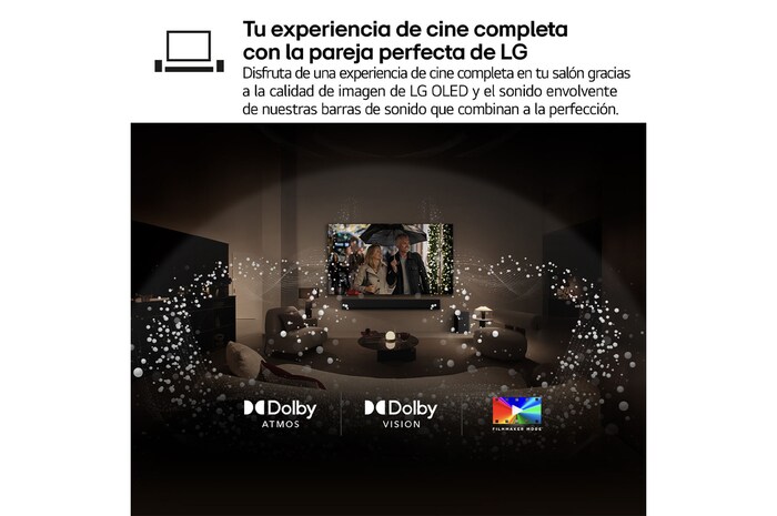 Vista del salón de una lujosa casa. Un hombre está viendo una película en su televisor LG OLED TV montado en la pared. El diseño del televisor combina a la perfección con la pared y el estilo del salón.