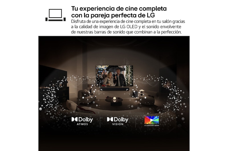 Vista del salón de una lujosa casa. Un hombre está viendo una película en su televisor LG OLED TV montado en la pared. El diseño del televisor combina a la perfección con la pared y el estilo del salón.