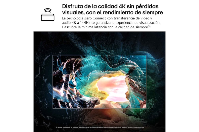 Espacio de sala de estar con un televisor LG OLED montado en la pared. En el televisor hay una cadena montañosa contra un oscuro cielo vespertino lleno de estrellas. Esta escena está dividida en dos para mostrar cómo el Perfect Black ofrece niveles de negro verdaderos ya sea que esté brillante o oscuro a tu alrededor. Un lado de la escena muestra una versión más apagada y gris del paisaje etiquetada como Pantalla mate. En el otro lado hay una imagen más agradable con un rango dinámico mayor de negros y blancos. Esta está etiquetada como Pantalla Perfect Black. También es visible el logotipo de certificación, la Tecnología Perfect Black proporciona niveles de negro menores o iguales a 0.24 nit hasta 500 lux. Una burbuja de texto está a su lado y dice, verifica la marca de certificación Perfect Black.