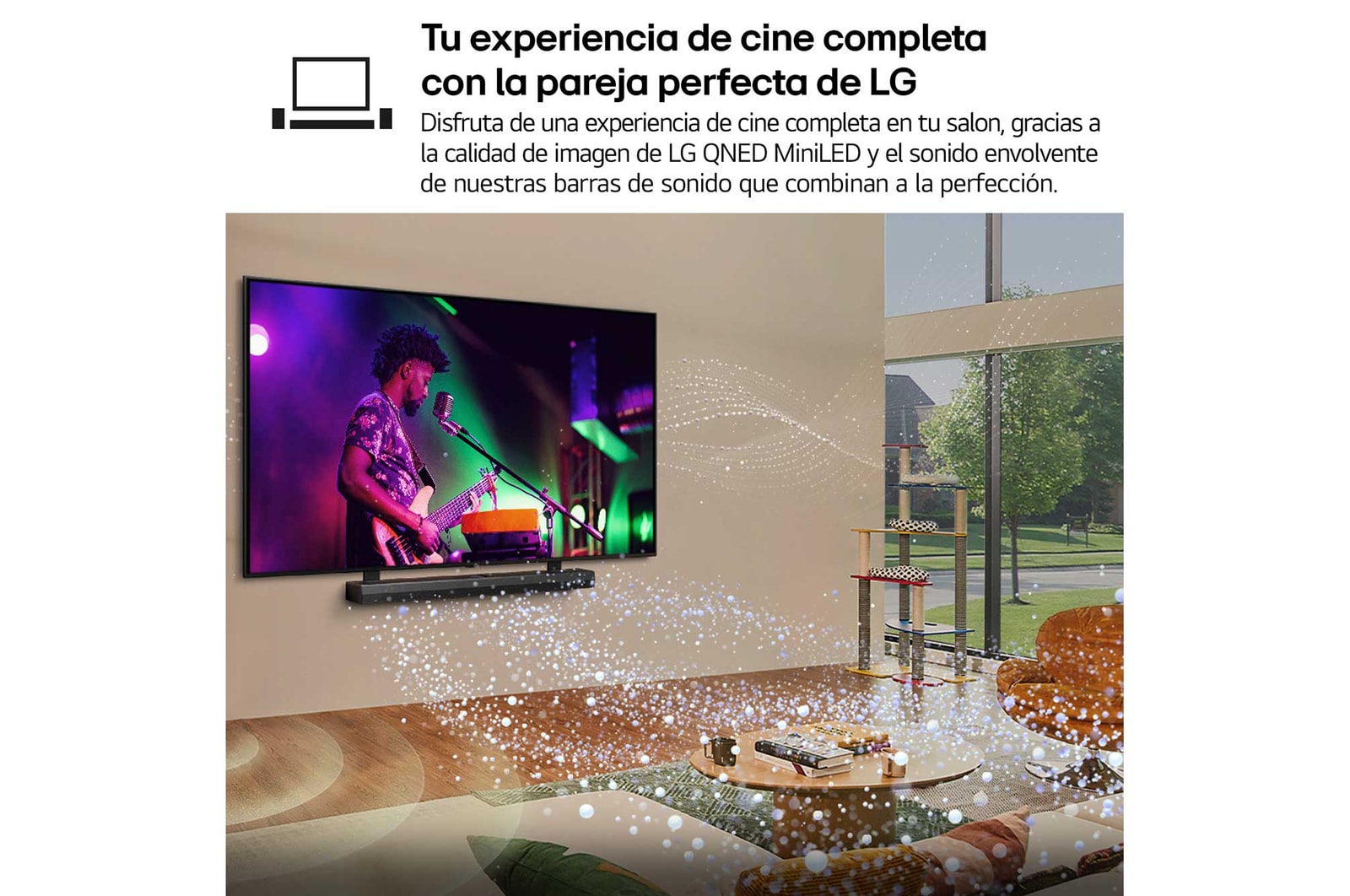 Una niña y un perro están sentados frente a un televisor LG QNED TV montado en una pared con una barra de sonido LG Soundbar. En pantalla muestra a tres elefantes caminando hacia adelante. El título hace referencia a cómo cada acción es más emocionante en una pantalla gigante.