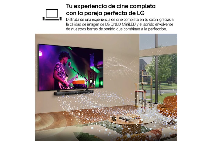 Una niña y un perro están sentados frente a un televisor LG QNED TV montado en una pared con una barra de sonido LG Soundbar. En pantalla muestra a tres elefantes caminando hacia adelante. El título hace referencia a cómo cada acción es más emocionante en una pantalla gigante.