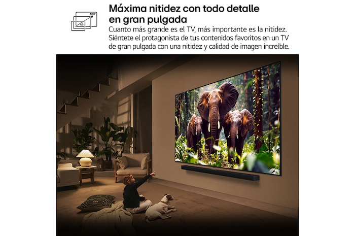 Una niña y un perro están sentados frente a un televisor LG QNED TV montado en una pared con una barra de sonido LG Soundbar. En pantalla muestra a tres elefantes caminando hacia adelante. El título hace referencia a cómo cada acción es más emocionante en una pantalla gigante.