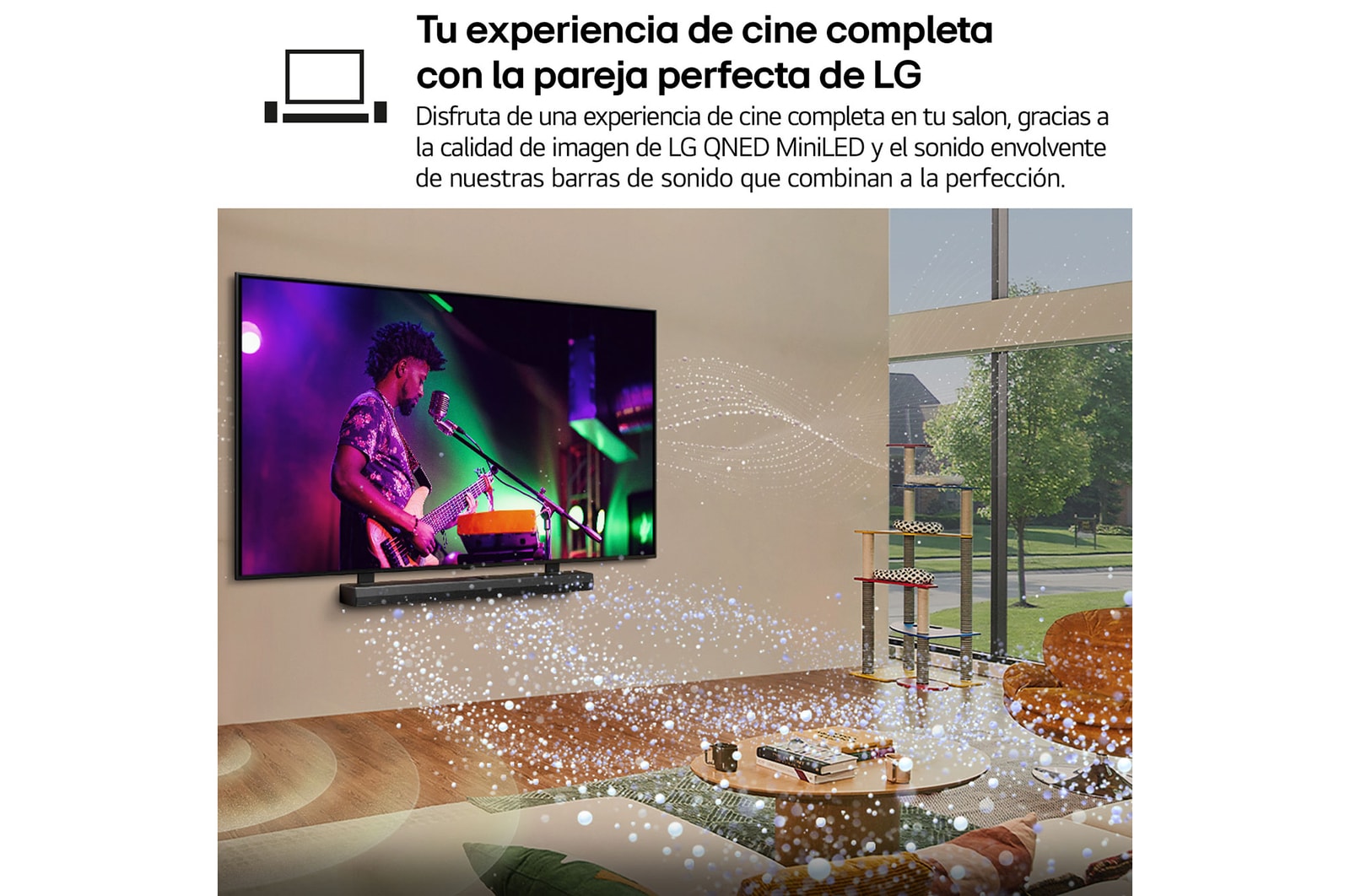 Una niña y un perro están sentados frente a un televisor LG QNED TV montado en una pared con una barra de sonido LG Soundbar. En pantalla muestra a tres elefantes caminando hacia adelante. El título hace referencia a cómo cada acción es más emocionante en una pantalla gigante.