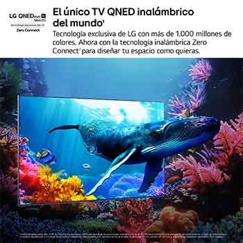 Un salón poco iluminado con una pantalla de juegos en el QNED9M. La Zero Connect Box está debajo de una mesa de centro. El texto habla sobre juegos ultrarreactivos 144Hz inalámbricos con baja latencia.