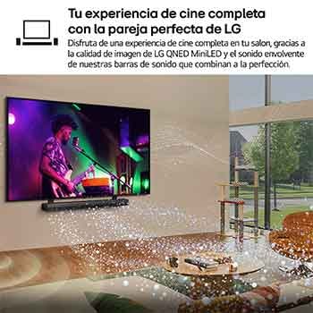 Una familia sentada en un sofá mirando hacia el LG QNED TV montado en una pared sobre una LG Soundbar. La Zero Connect Box está debajo de una mesa de centro.